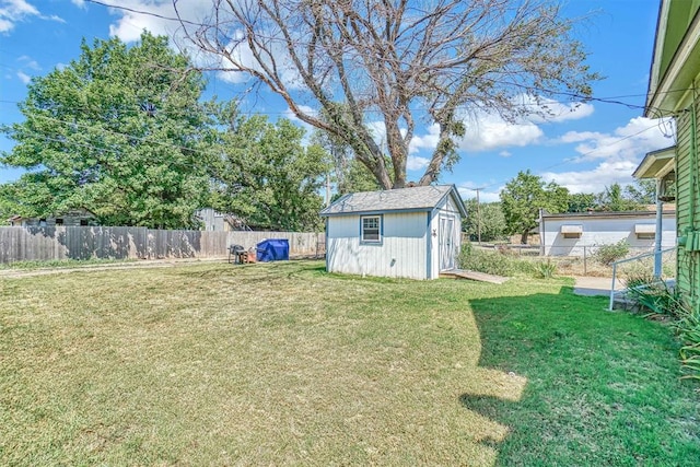 view of yard featuring a shed