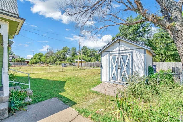 view of yard featuring a storage unit