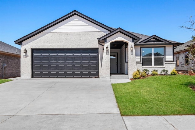 view of front of house featuring a front lawn and a garage