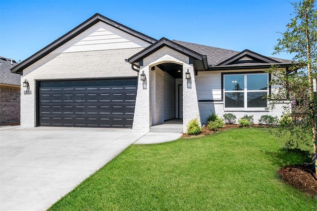 view of front of house featuring a front lawn and a garage