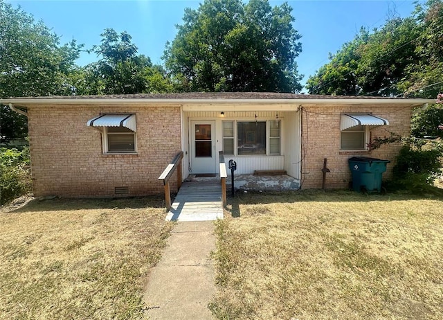 single story home featuring a front lawn