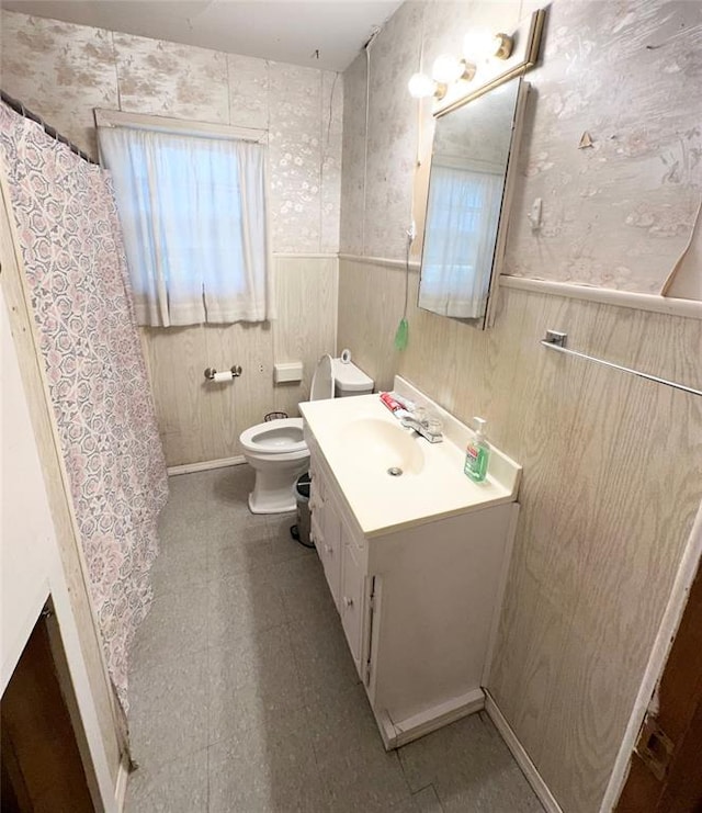 bathroom with vanity, toilet, and curtained shower