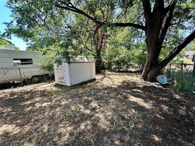 view of yard featuring a storage unit