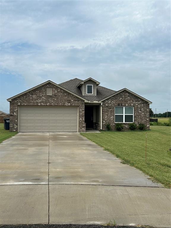 view of front of house featuring a front yard and a garage