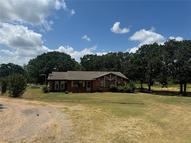 single story home with a front lawn