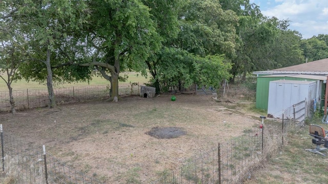 view of yard featuring a rural view