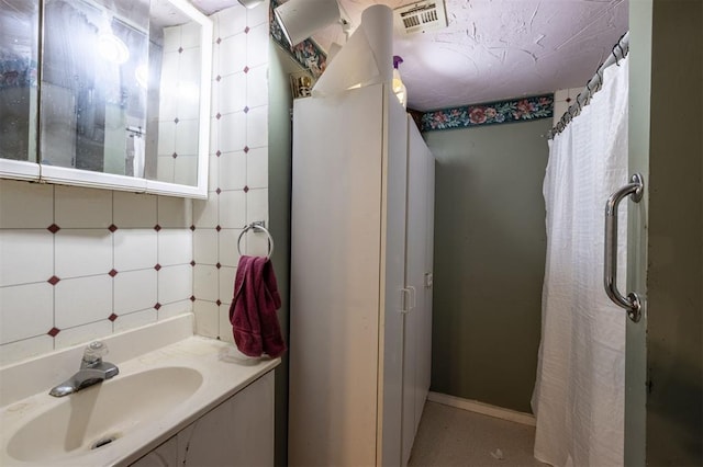 bathroom featuring sink