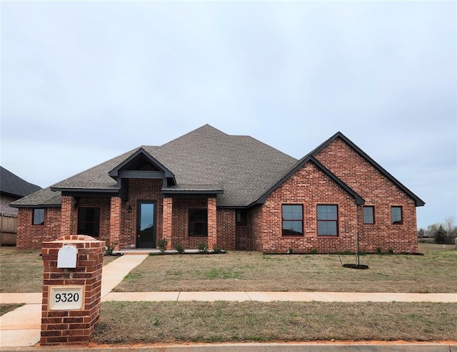 view of front of property featuring a front yard