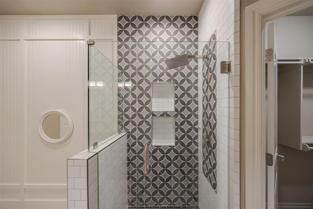 bathroom featuring tiled shower