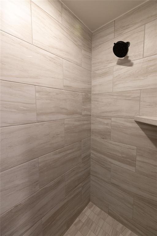 bathroom featuring a tile shower