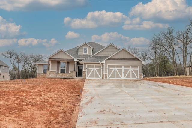 craftsman house featuring a garage