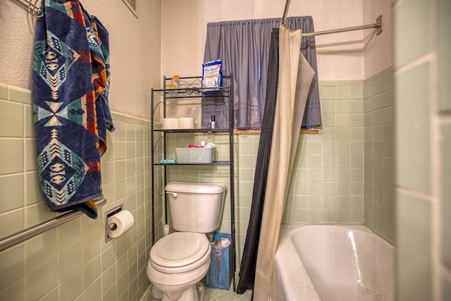 bathroom featuring toilet, shower / bath combo, and tile walls