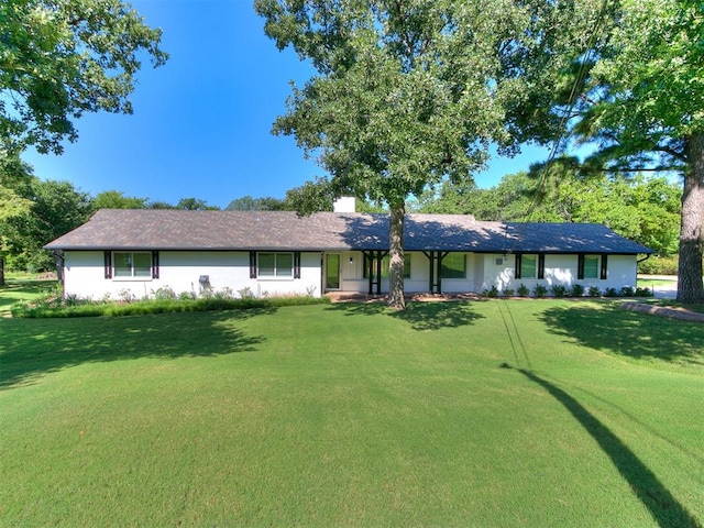 single story home featuring a front yard