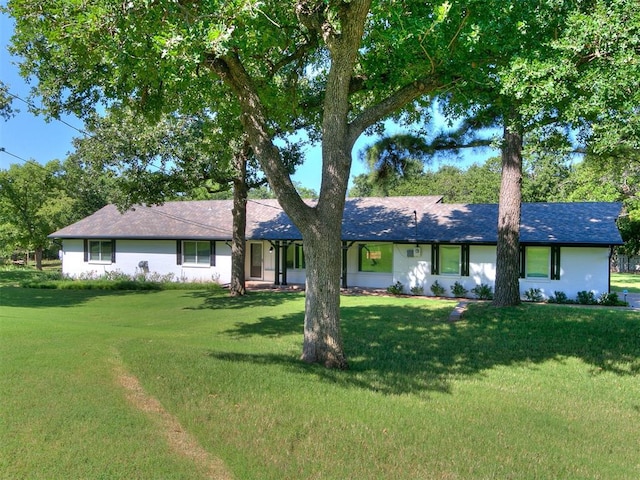 ranch-style house featuring a front lawn