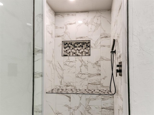 room details featuring tiled shower