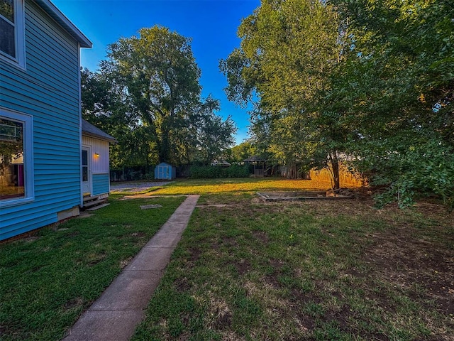 view of yard featuring a storage shed