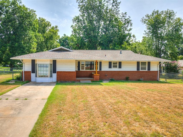 single story home featuring a front yard