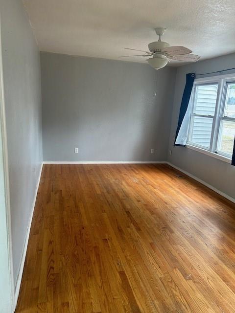 unfurnished room featuring light hardwood / wood-style floors and ceiling fan