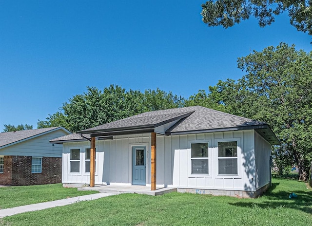 view of front of property with a porch and a front lawn