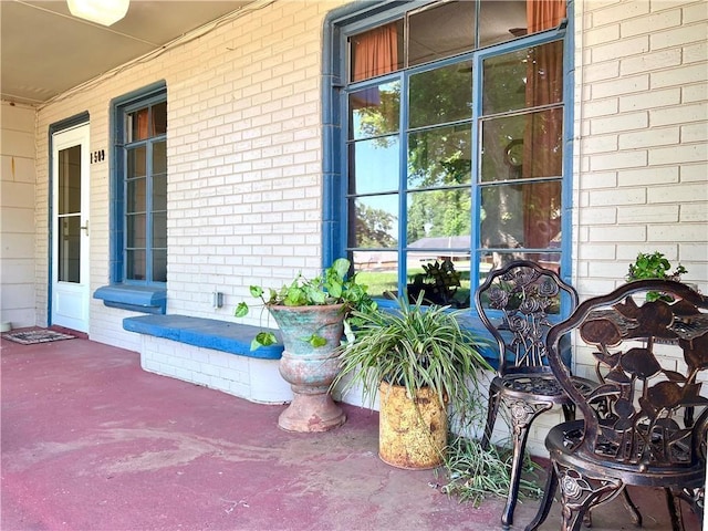 property entrance with covered porch