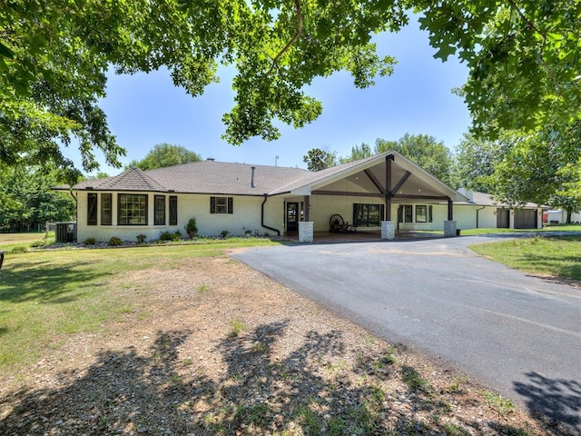 single story home featuring a front lawn