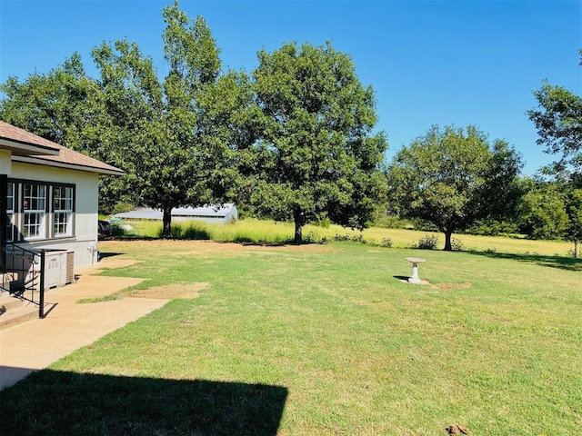 view of yard featuring a patio