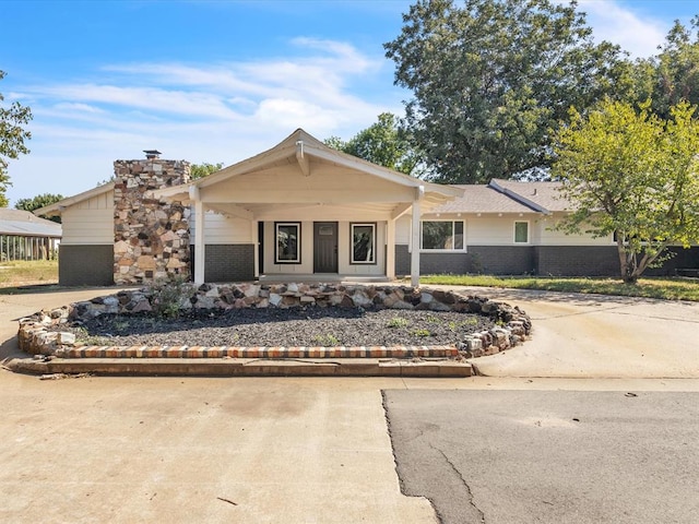 ranch-style house featuring covered porch