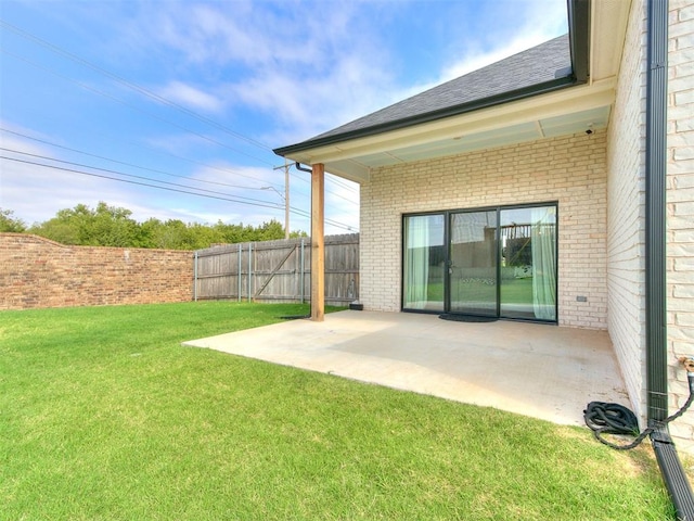 view of yard featuring a patio