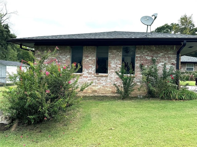 view of front of property with a front yard