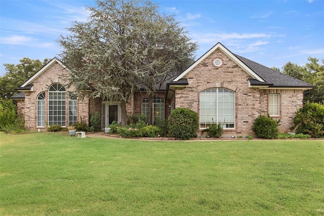 view of front of property featuring a front yard