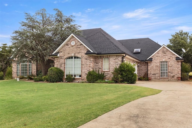 view of front of property featuring a front lawn