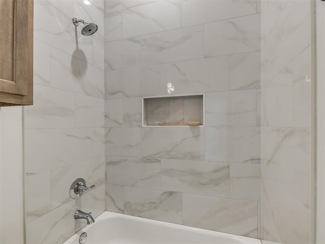 bathroom featuring tiled shower / bath