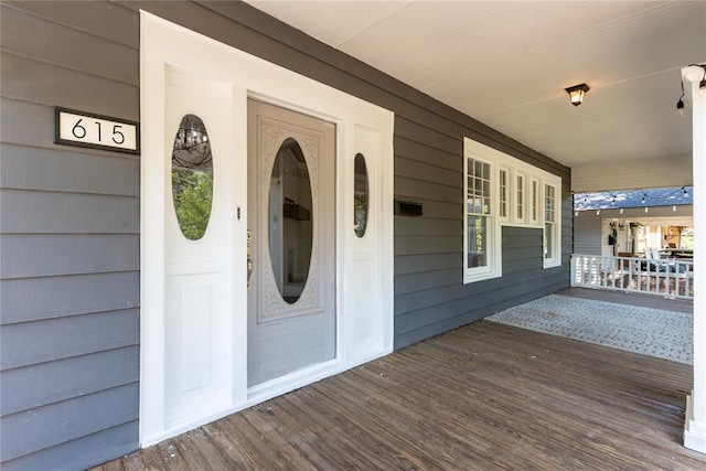 entrance to property featuring covered porch