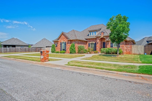 view of front of property featuring a front lawn