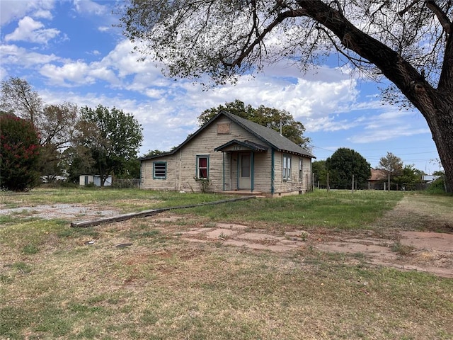 view of front facade featuring a front yard