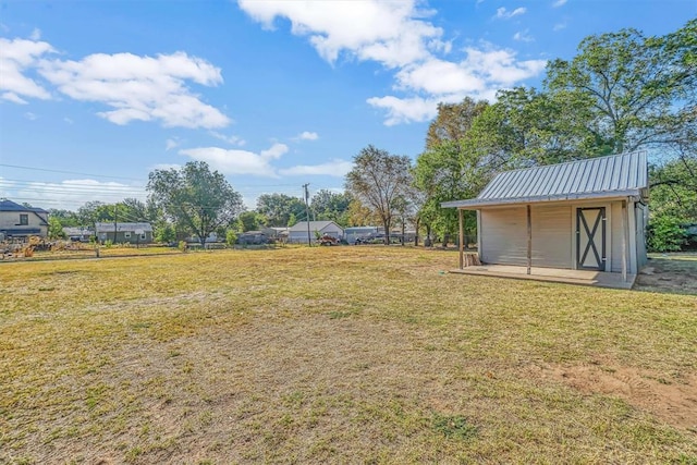 view of yard with a shed