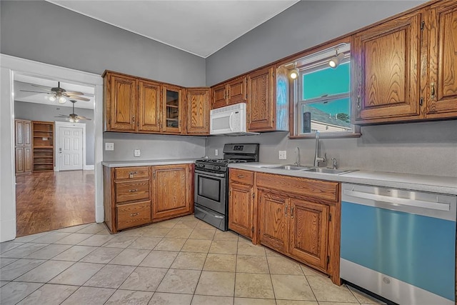 kitchen featuring sink, light hardwood / wood-style flooring, stainless steel dishwasher, ceiling fan, and range with gas cooktop