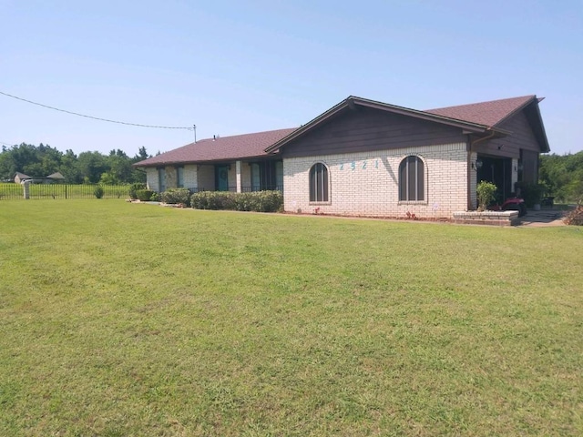 ranch-style home featuring a front yard