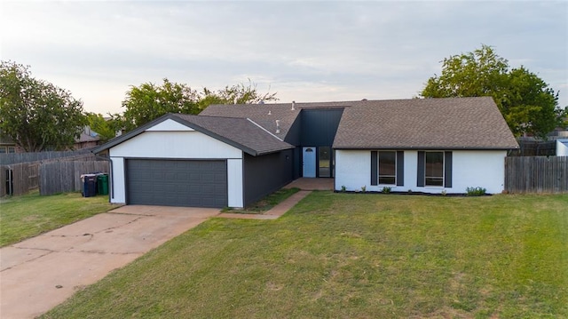 view of front facade featuring a garage and a front yard