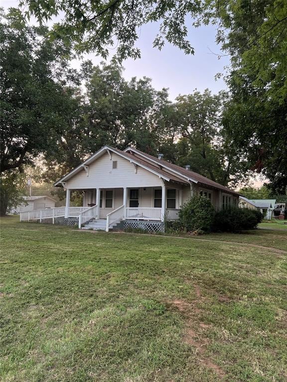 view of front of home featuring a front yard