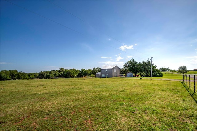 view of yard featuring a rural view