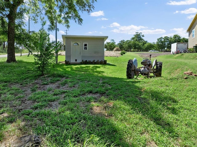 view of yard featuring an outbuilding