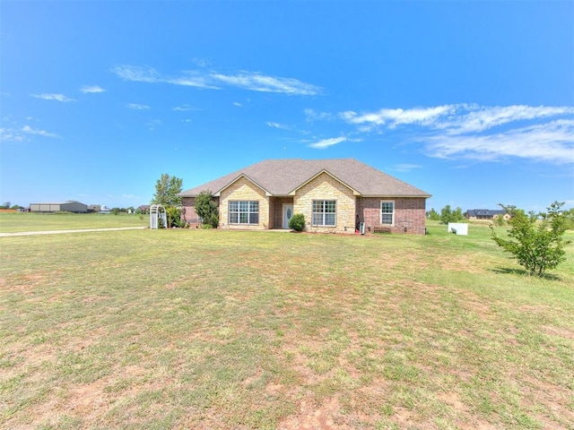 single story home featuring a front yard