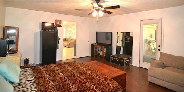 5932 NW 62nd Ter, Oklahoma City, OK 73122 - living area with a ceiling fan, wood finished floors, and a textured ceiling