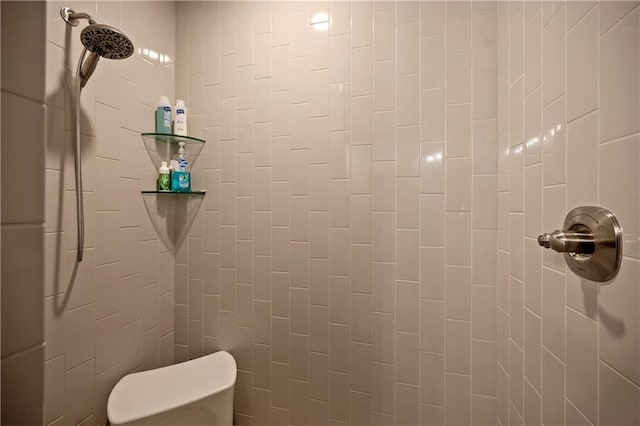 bathroom featuring toilet and tiled shower