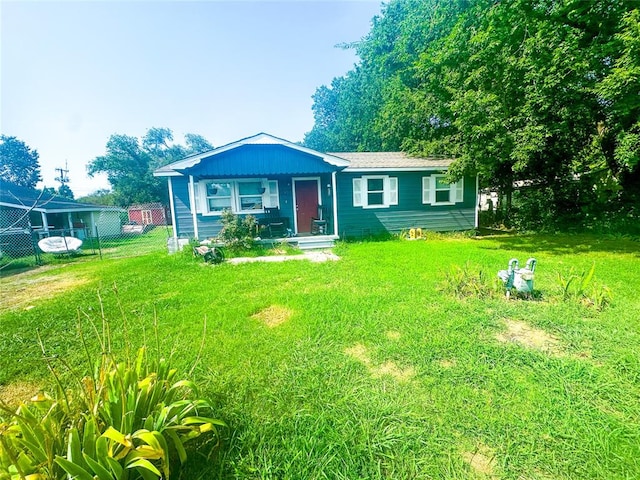 view of front of property featuring a front lawn