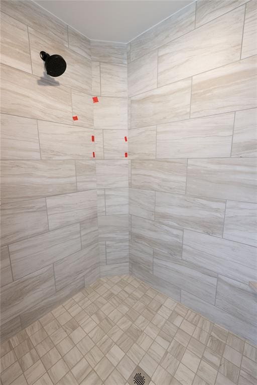 bathroom featuring tiled shower