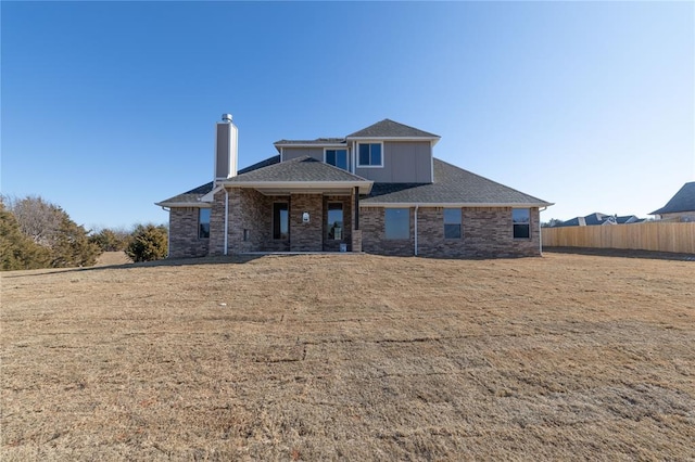 view of front of property featuring a front lawn