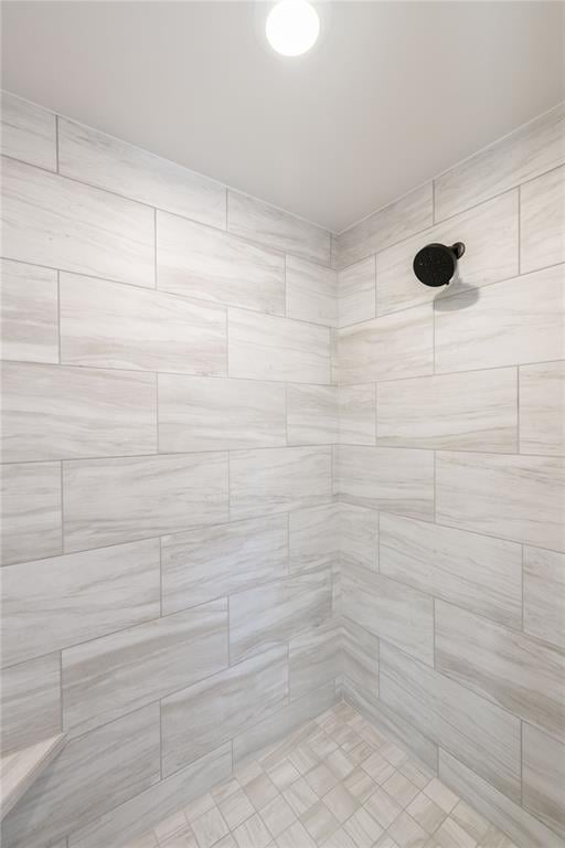 bathroom featuring a tile shower