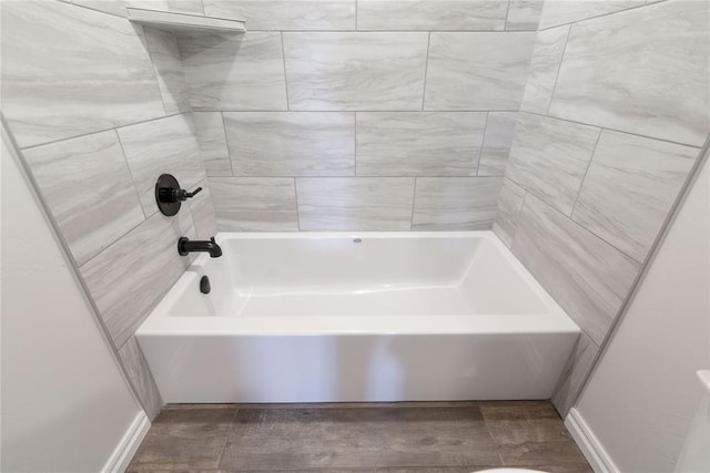 bathroom with tiled shower / bath combo